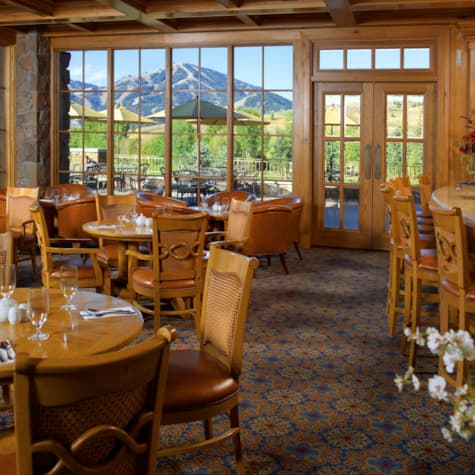 svr_svclub_dining_interior_summer_2012_3