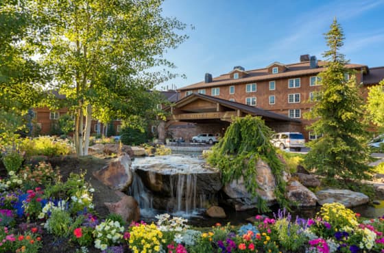 svr_svlodge_lodging_exterior_summer_2019_dondero_steve_2