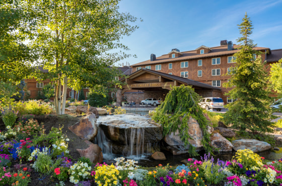 svr_svlodge_lodging_exterior_summer_2019_dondero_steve_2