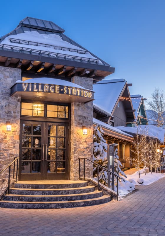 svr_villagestation_dining_exterior_winter_2019_stevedondero
