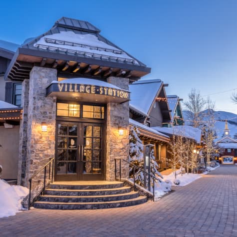 svr_villagestation_dining_exterior_winter_2019_stevedondero